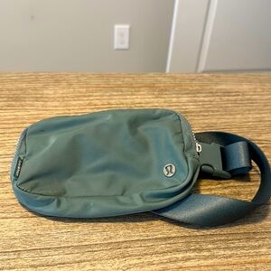 Lululemon belt bag great condition